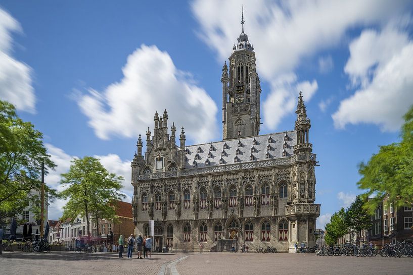 Middelburg Rathaus in Zeeland Niederlande mit Wolken und Menschen von Bart Ros