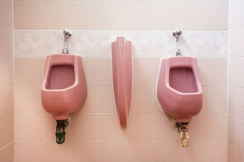 Urinoirs dans les toilettes pour hommes par Marcel Derweduwen