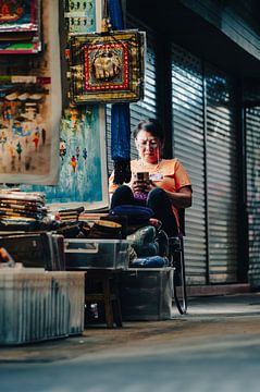 Levendig Straatleven in Bangkok, Thailand: Een Glimp van Lokale Cultuur van Troy Wegman