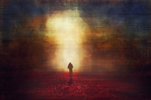 Einsame Gestalt wandert ins Licht