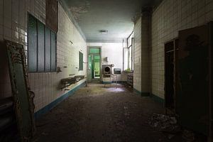Zimmer in einem verlassenen Krankenhaus. von Roman Robroek – Fotos verlassener Gebäude