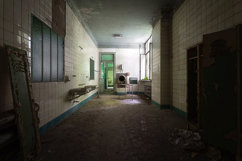 Kamer in Verlaten Ziekenhuis. van Roman Robroek - Foto's van Verlaten Gebouwen