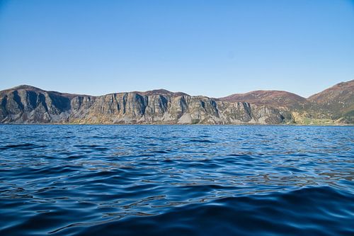 Fjord in Noorwegen met blauwe lucht