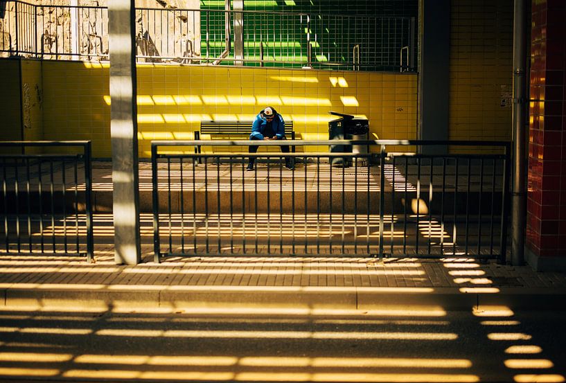 Lichtbänder &amp; Gelbe Kacheln – Bahnhofsszene mit Sitzendem von Brave Toaster Photos