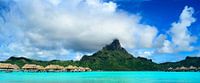 Bora Bora Insel Panorama mit Resort und Lagune von iPics Photography Miniaturansicht