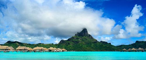 Bora Bora eiland panorama met resort en lagoon