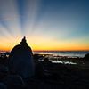 Steinpyramide an der Ostsee mit Blick auf das Meer bei Sonnenuntergang und blauer Stunde von Martin Köbsch