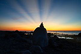 Stenen piramide aan de Baltische Zee met uitzicht op de zee bij zonsondergang en het blauwe uur van Martin Köbsch