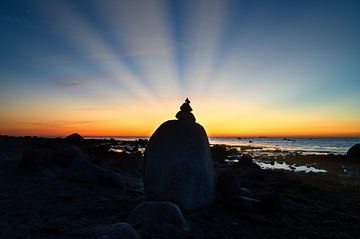 Stenen piramide aan de Baltische Zee met uitzicht op de zee bij zonsondergang en het blauwe uur