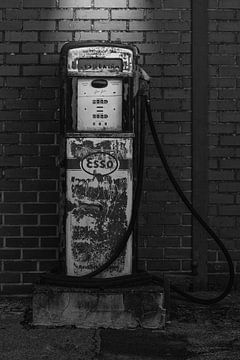 De oude benzinepomp - zwart en wit van Rolf Schnepp