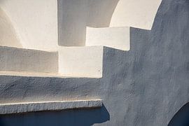 escalier en plâtre blanc à Santorin, Grèce sur Jan Fritz