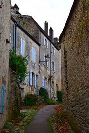 Idyllisches französisches Dorf, Straße mit blauen Holzfensterläden vor den Fenstern von Studio LE-gals