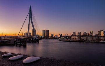 Erasmus-Brücke während der blauen Stunde kurz nach Sonnenuntergang von Arthur Scheltes