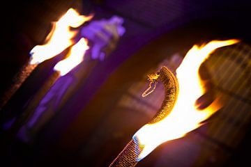 Brandende fakkels in de nacht