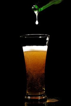 Gießen Sie das Bier in ein Glas. Zum Wohl! von Eye on You