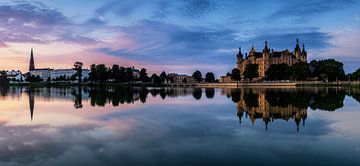 Panorama skyline Schwerin bij zonsondergang