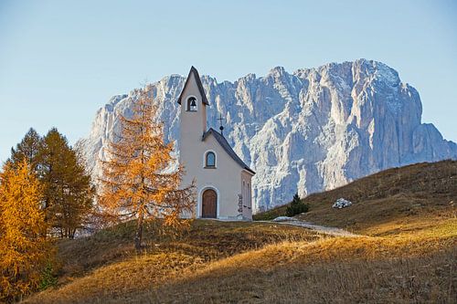 Het kerkje voor het Langkofelmassief is een mijlpaal op de Grödner Joch in Zuid-Tirol.