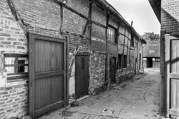 Schwarz-Weiß-Foto eines alten Bauernhauses von Henk Hulshof