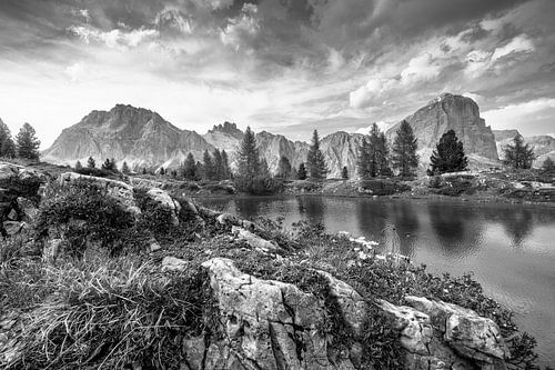 Bergmeer met berglandschap in Zuid-Tirol in zwart-wit
