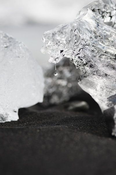 Drop and ice cube by mathis_vdm
