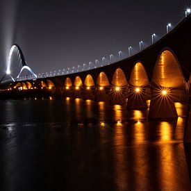 Brücke De Oversteek in Nijmegen bei Nacht von Marjo Snellenburg