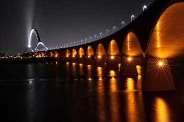 Brücke De Oversteek in Nijmegen bei Nacht von Marjo Snellenburg