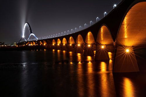 Pont De Oversteek à Nijmegen la nuit sur Marjo Snellenburg