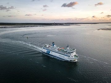 Le ferry à destination de Terschelling sur la mer des Wadden, vu du ciel sur Ewold Kooistra
