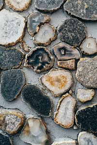 Luxuriöse Achatsteine auf Beton als Wanddekoration