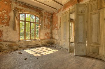 Abandoned barracks by Esther de Wit