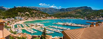 Jachthaven en strand aan de baai van Port de Soller op Mallorca, panoramische luchtfoto van Alex Winter
