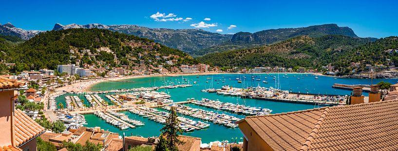 Jachthaven en strand aan de baai van Port de Soller op Mallorca, panoramische luchtfoto van Alex Winter