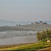 Mist boven de wijngaard in Umbrië van Patricia Hofmeester