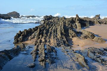 Strand met rotsen langs Fishermen's Trail Portugal van My Footprints