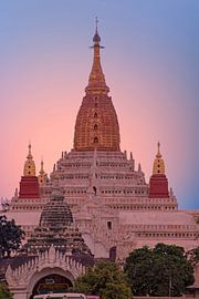 Ananda tempel in Bagan, Myanmar met zonsondergang van Eye on You