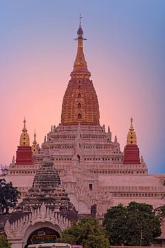 Ananda tempel in Bagan, Myanmar met zonsondergang van Eye on You