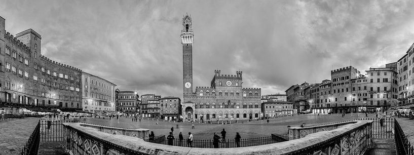 Siena - Piazza del Campo - B&W van Teun Ruijters