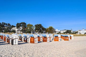 weiß-blau-braune Strandkörbe in Binz, Rügen von GH Foto & Artdesign