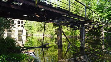 Alter Steg an einer Mühle am Fluss Saalein Halle Saale in Deutschland von Babetts Bildergalerie