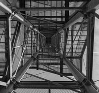 Moderne Metallkonstruktion in schwarz-weiß