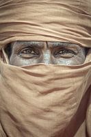 Close up portret van een man in de woestijn | Sahara