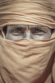 Portrait en gros plan d'un homme dans le désert | Sahara sur Photolovers reisfotografie