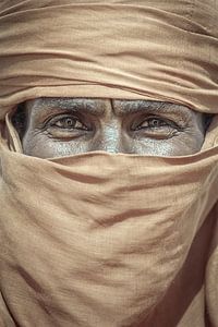 Porträt eines Mannes in der Wüste hautnah | Sahara