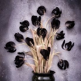 vase noir avec tulipes sur Karel Ham