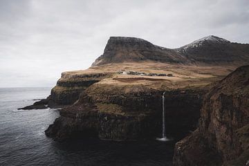 Chute d'eau dans les îles Féroé sur Felix Van Lantschoot