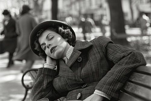 Femme endormie sur un banc de parc
