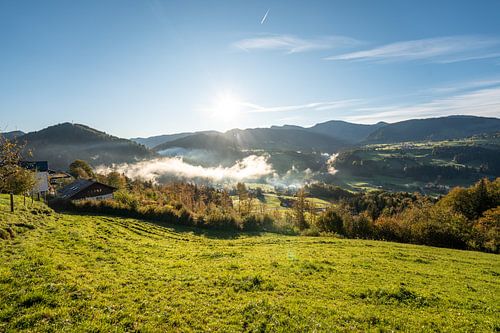 Herfst in Oberstaufen met uitzicht op de bergen Staufen en Hochgrat