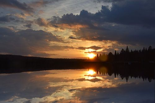 Een zonsondergang over het meer in de herfst