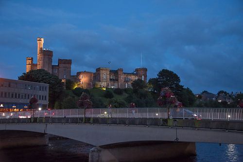 Kasteel van Inverness in de avond schemering