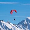 Paragliden tussen de bergen van Christa Thieme-Krus